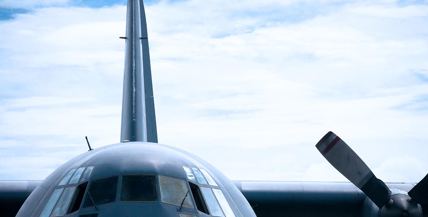 关闭-up frontal view of a parked C-130 aircraft